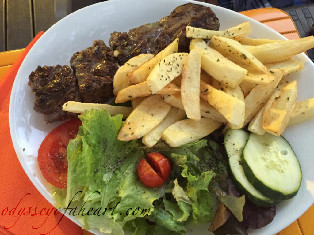 Grilled lamb with potatoes and salad